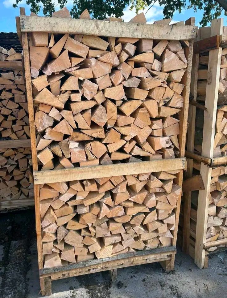Bois de chauffage rangé sur palette